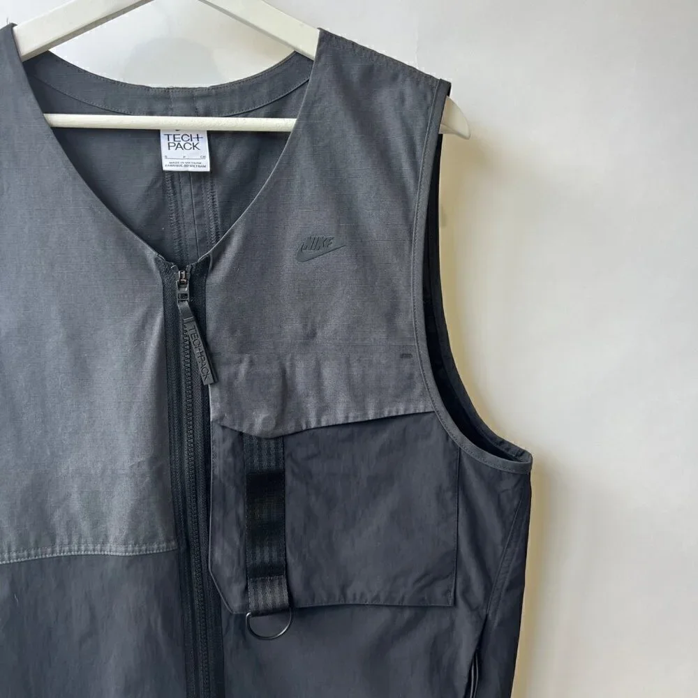 Nike Men Tech Pack Unlined Vest, Gray/Black, Size S Like New